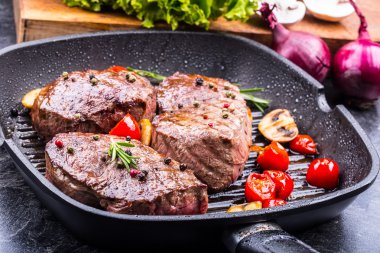 Sığır eti biftek ızgara. Teflon tava ya da eski ahşap tahta kısımları kalın biftek sulu sığır filetosu biftek üzerinde ızgara