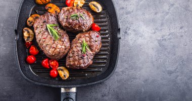 Sığır eti biftek ızgara. Teflon tava ya da eski ahşap tahta kısımları kalın biftek sulu sığır filetosu biftek üzerinde ızgara