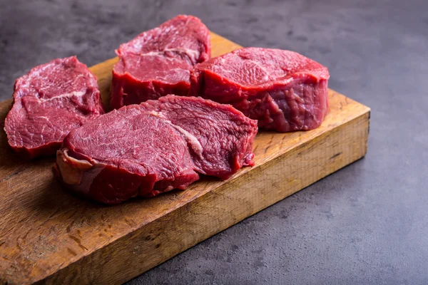 스테이크입니다. 원시 쇠고기의 스테이크 O 허브-로즈마리 장식 슬라이스 신선한 생 등심 쇠고기 스테이크 — 스톡 사진