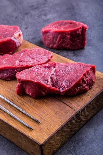 스테이크입니다. 원시 쇠고기의 스테이크 O 허브-로즈마리 장식 슬라이스 신선한 생 등심 쇠고기 스테이크 — 스톡 사진
