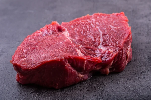 Un steak. Steak de bœuf cru. Bifteck de surlonge cru frais tranché o Herb - Décoration romarin — Photo