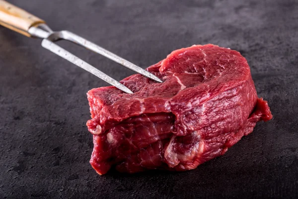 ステーキ。生の牛肉のステーキ。O ハーブ ・ ローズマリーの装飾をスライスした新鮮な生サーロイン ステーキ — ストック写真