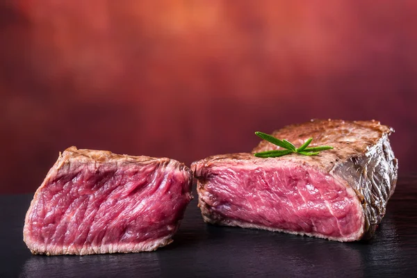 Marha steak grill. Részeket vastag marhahús lédús hátszín steak a grill teflon serpenyőben vagy régi fa tábla — Stock Fotó