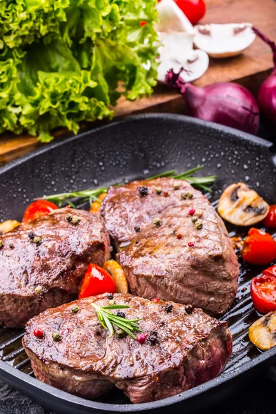 Sığır eti biftek ızgara. Teflon tava ya da eski ahşap tahta kısımları kalın biftek sulu sığır filetosu biftek üzerinde ızgara