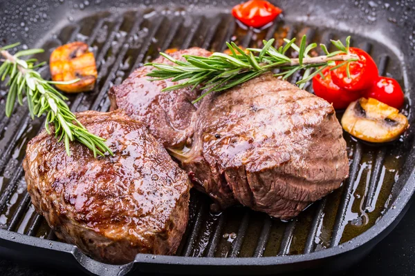 Grill van biefstuk. Gedeelten dikke rundvlees sappige entrecote steaks op grill teflon pan of oude houten plank — Stockfoto