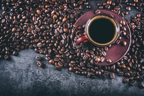 Kahve. Fincan sade kahve ve dökülen kahve çekirdekleri. Kahve molası — Stok fotoğraf