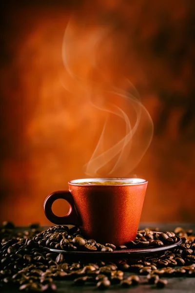 Coffee. Cup of black coffee and spilled coffee beans. Coffee break — Stock Photo, Image