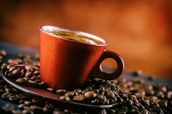 Koffie. Kopje zwarte koffie en gemorste koffie bonen. Koffiepauze — Stockfoto