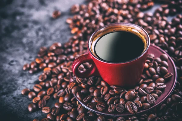 Kaffee. Tasse schwarzen Kaffee und verschütteten Kaffeebohnen. Kaffeepause — Stockfoto