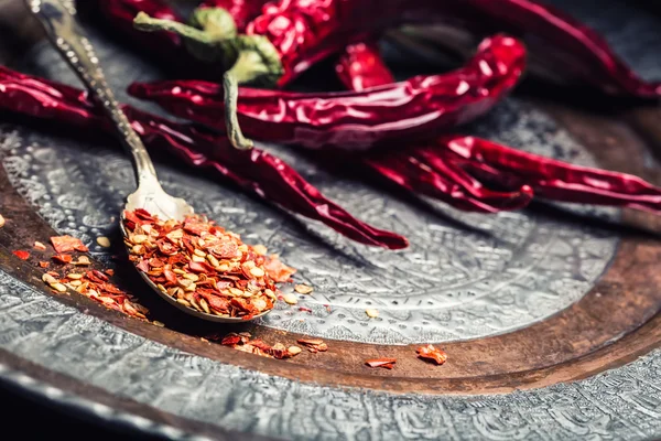 Chili. Pimenta. Várias pimentas secas e pimentas esmagadas em uma colher velha derramadas ao redor. Ingredientes mexicanos - cozinha — Fotografia de Stock