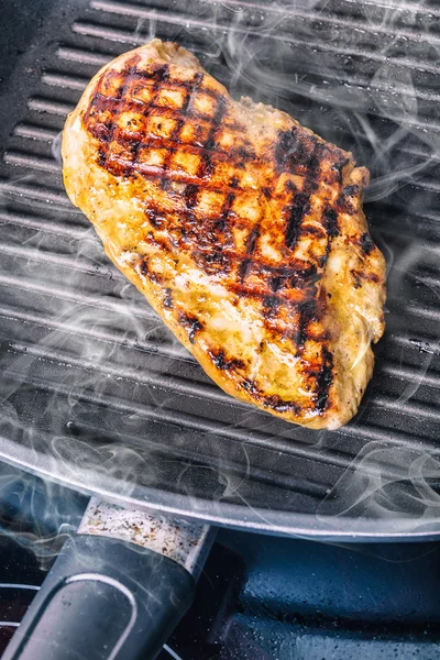 Grillowane piersi kurczaka w różnych odmianach z pomidorami wiśniowymi, grzybami, ziołami, pokrojoną cytryną na drewnianej desce lub patelni teflonowej. Tradycyjna kuchnia. Kuchnia grillowa — Zdjęcie stockowe