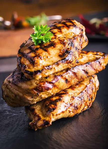 Grillat kycklingbröst i olika varianter med körsbärstomater, svamp, örter, skuren citron på en träskiva eller teflonpanna. Traditionellt kök. Grillkök — Stockfoto