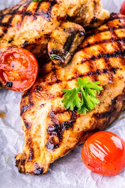 Gegrillte Hühnerbrust in verschiedenen Variationen mit Kirschtomaten, Champignons, Kräutern, Zitrone auf Holzbrett oder Teflonpfanne. Traditionelle Küche. Grillküche — Stockfoto