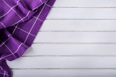 Damalı mutfak mor masa örtüsü üst görünümünü Beton - taş - mermer - ahşap arka plan üzerinde. Metin veya ürünler için ücretsiz alan