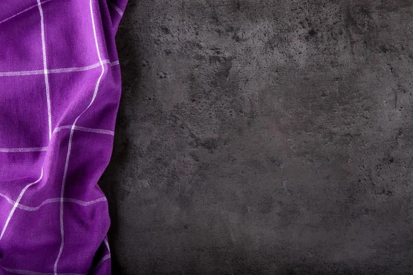 Felülnézet lila kockás konyha terítő a beton - kő - márvány - fa háttér. Szabad hely a szöveg vagy a termékek — Stock Fotó
