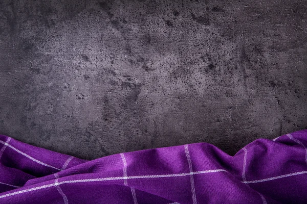 Vue du dessus de la nappe violette de cuisine à carreaux sur fond béton - pierre - marbre - bois. Espace libre pour votre texte ou vos produits — Photo