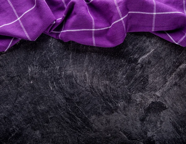 Vue du dessus de la nappe violette de cuisine à carreaux sur fond béton - pierre - marbre - bois. Espace libre pour votre texte ou vos produits — Photo