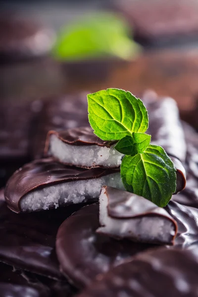 Chocolate peppermint cookies.Mint. Peppermint. Menthol. Black chocolate with peppermint cream. Black chocolate with mint stuffing. Menthol chocolate with mint leaves. Toned images — Stock Photo, Image