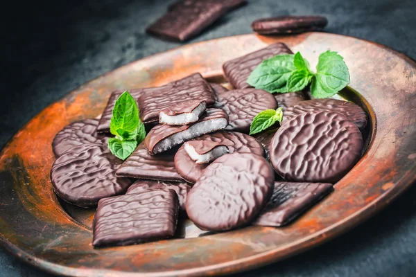 Chocolate peppermint cookies.Mint. Peppermint. Menthol. Black chocolate with peppermint cream. Black chocolate with mint stuffing. Menthol chocolate with mint leaves. Toned images — Stock Photo, Image