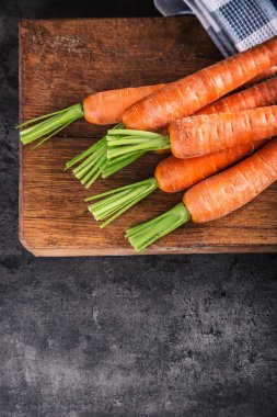 Havuç. Taze havuç grup. Bebek havuç. Çiğ taze organik portakal havuç. Sağlıklı vegan sebze yemek