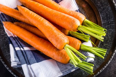 Havuç. Taze havuç grup. Bebek havuç. Çiğ taze organik portakal havuç. Sağlıklı vegan sebze yemek