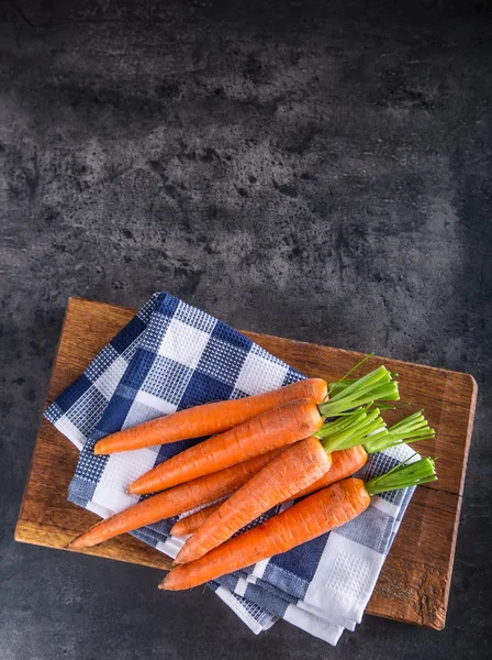 Carrot. Fresh Carrots bunch. Baby carrots. Raw fresh organic orange carrots. Healthy vegan vegetable food — Stock Photo, Image
