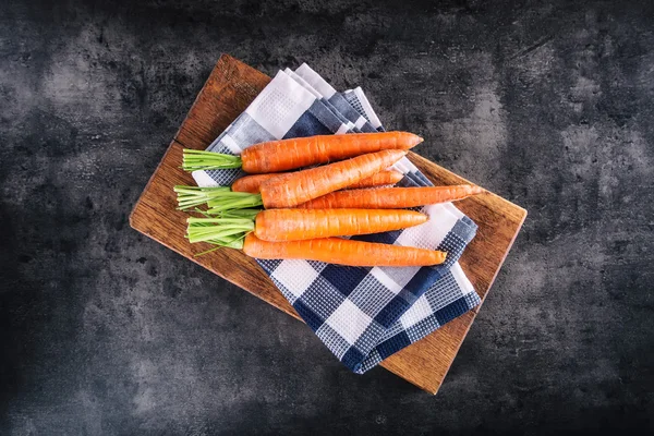 Морковь. Свежая морковь. Детская морковка. Сырая свежая оранжевая морковь. Здоровое веганское растительное питание — стоковое фото