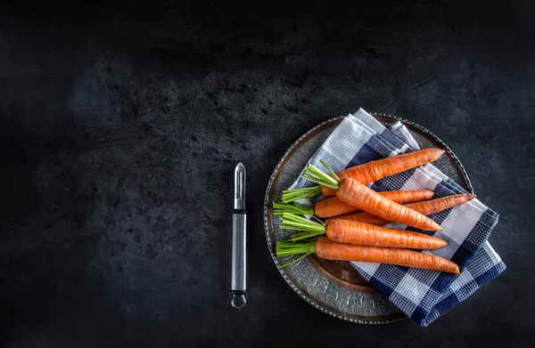 Sárgarépa. Friss sárgarépa csomó. Bébi répa. Nyers friss bio narancs sárgarépa. Egészséges vegán növényi élelmiszer — Stock Fotó