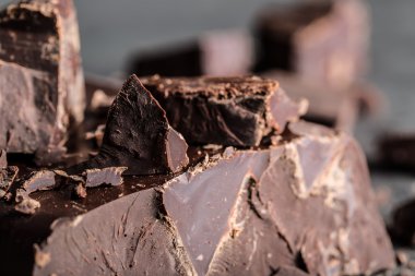 Çikolata. Siyah çikolata. Bir kaç küp siyah çikolata. Çikolata parçaları. Çikolata parçaları bar