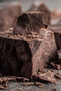 Çikolata. Siyah çikolata. Bir kaç küp siyah çikolata. Çikolata parçaları. Çikolata parçaları bar