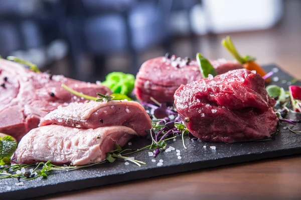 Steak.beef steak.meat.portioned meat.raw fresh meat.sirloin steak.t-bone steak. Flankensteak. Entenbrust. Gemüsedekoration. portioniertes Fleisch, das in der Restaurant- oder Hotelküche zubereitet wird — Stockfoto