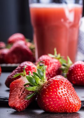 Çilek. Taze çilek. Kırmızı strewberry. Çilek suyu. Gevşek farklı pozisyonlarda çilek koydu