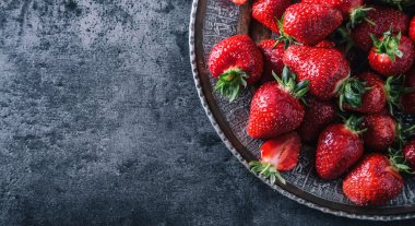 Çilek. Taze çilek. Kırmızı strewberry. Çilek suyu. Gevşek farklı pozisyonlarda çilek koydu