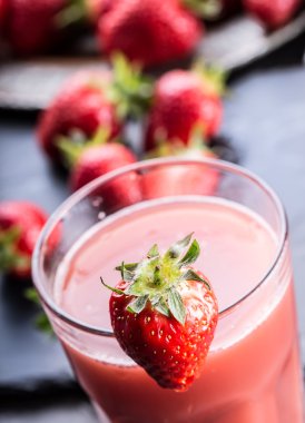 Çilek. Taze çilek. Kırmızı strewberry. Çilek suyu. Gevşek farklı pozisyonlarda çilek koydu