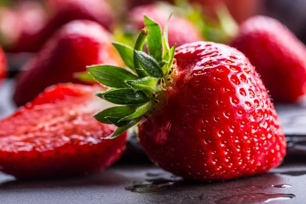 Jordgubbe. Färska jordgubbar. Röd strewberry. Jordgubbsjuice. Löst som jordgubbar i olika positioner — Stockfoto