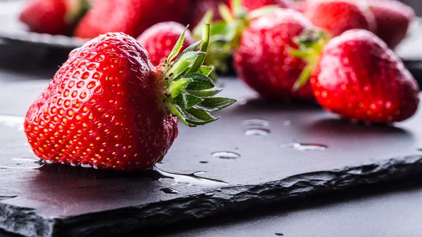 Jahoda. Čerstvé jahody. Červený strewberry. Jahodová šťáva. Volně podle jahody v různých polohách — Stock fotografie