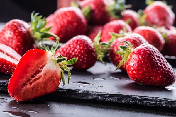 Jahoda. Čerstvé jahody. Červený strewberry. Jahodová šťáva. Volně podle jahody v různých polohách — Stock fotografie