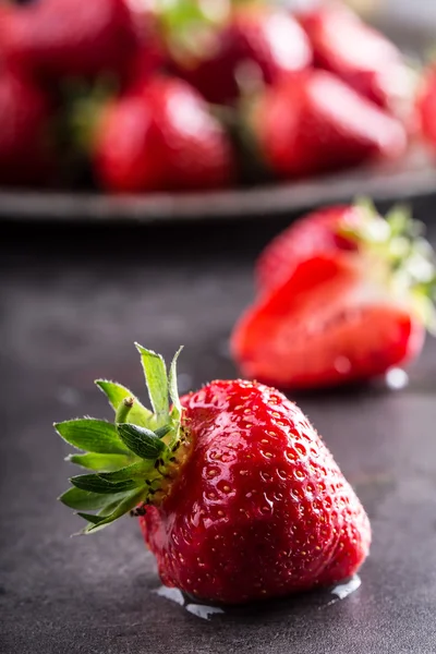 Jahoda. Čerstvé jahody. Červený strewberry. Jahodová šťáva. Volně podle jahody v různých polohách — Stock fotografie