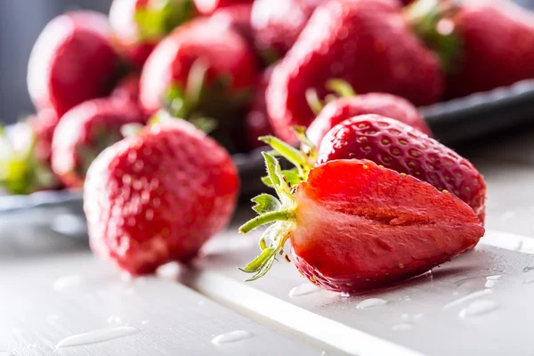 Erdbeere. frische Erdbeere. Rote Streubeere. Erdbeersaft. lose gelegte Erdbeeren in verschiedenen Positionen — Stockfoto