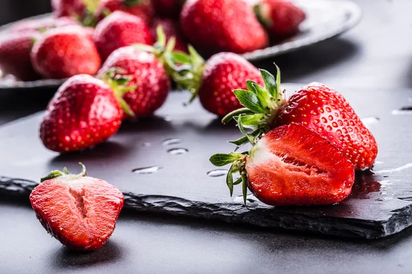 Jahoda. Čerstvé jahody. Červený strewberry. Jahodová šťáva. Volně podle jahody v různých polohách — Stock fotografie