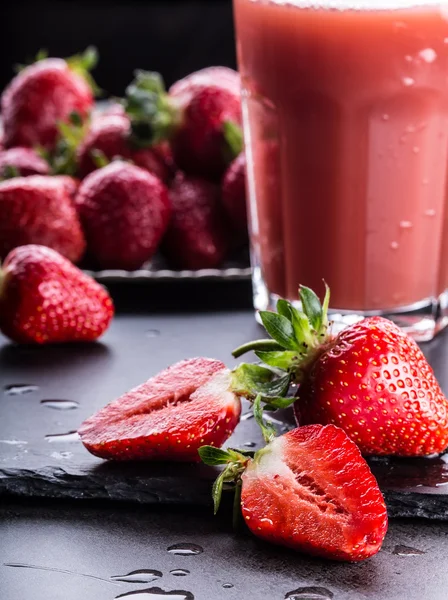 Çilek. Taze çilek. Kırmızı strewberry. Çilek suyu. Gevşek farklı pozisyonlarda çilek koydu — Stok fotoğraf