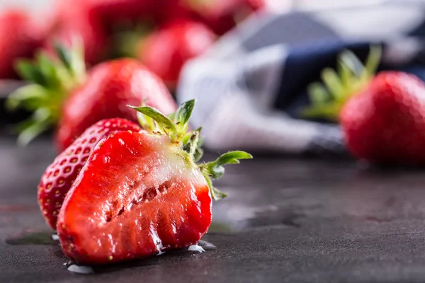 Jahoda. Čerstvé jahody. Červený strewberry. Jahodová šťáva. Volně podle jahody v různých polohách — Stock fotografie