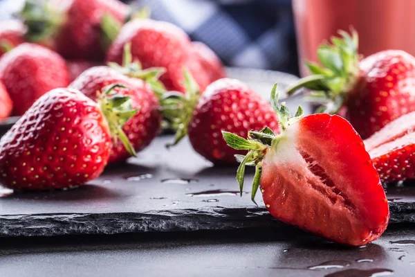 Jahoda. Čerstvé jahody. Červený strewberry. Jahodová šťáva. Volně podle jahody v různých polohách — Stock fotografie