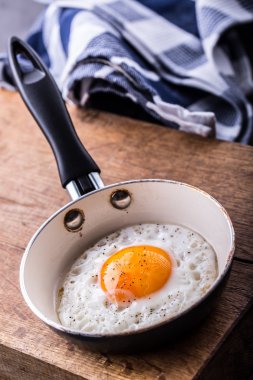 Yumurta. Kızarmış yumurta. Tavuk yumurtası. Bir kızartma tavasında kızarmış yumurta görünümü yakın. Tuzlu ve baharatlı kızarmış yumurta