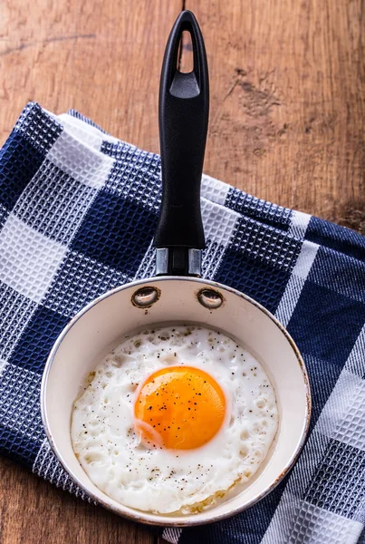 卵。目玉。チキンエッグフライパンの上で揚げた卵を間近で見る。塩漬けとスパイシーな目玉焼き — ストック写真