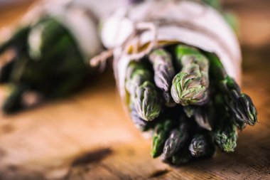 Kuşkonmaz. Çiğ kuşkonmaz. Taze Kuşkonmaz.Yeşil Kuşkonmaz. Diğer pozisyonlarda bağlı kuşkonmaz