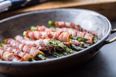 Kuşkonmaz. Kuşkonmaz ve rulo pastırma. Kızarmış pastırma ve kızarmış yumurta ile ızgara kuşkonmaz. Kızarmış eski tavada yeşil kuşkonmaz ve kızarmış yumurta ile haddelenmiş pastırma dolu