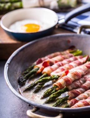 Kuşkonmaz. Kuşkonmaz ve rulo pastırma. Kızarmış pastırma ve kızarmış yumurta ile ızgara kuşkonmaz. Kızarmış eski tavada yeşil kuşkonmaz ve kızarmış yumurta ile haddelenmiş pastırma dolu