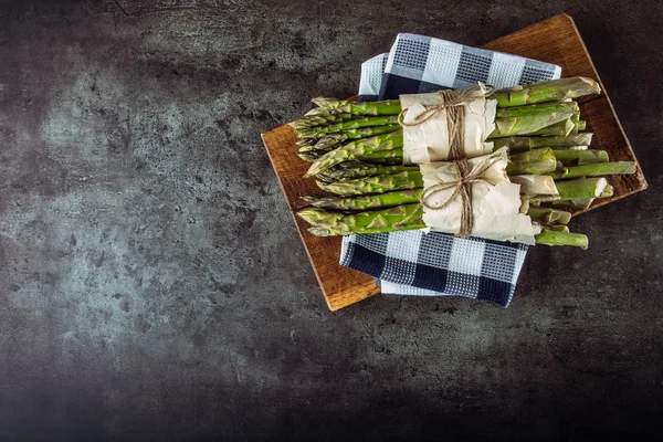 Szparagi. Surowe szparagi. Świeże Asparagus. Green szparagi. Wiązane szparagi w innych pozycjach — Zdjęcie stockowe