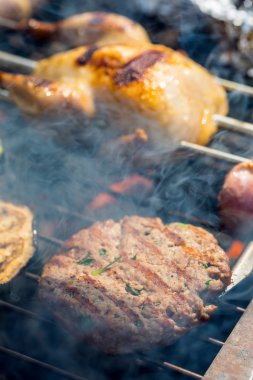 Izgara. Izgarada bıldırcın. Domuz eti ızgara. Hamburger ızgara. Sebze Izgara. Izgara şiş